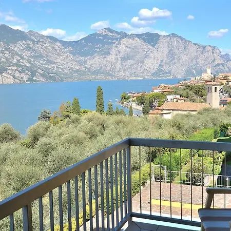 Apartment La Perla With Pool